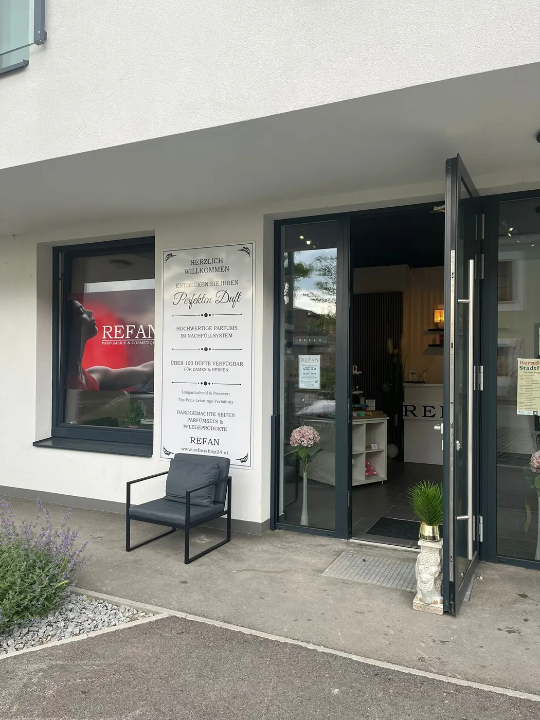 Eingang des REFAN Geschäfts am Marktplatz in Leobersdorf